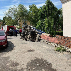 Мэрия отреагировала на провал асфальта под мусоровозом в центре Владимира