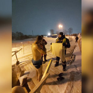 Спасатели первыми окунулись в прорубь в крещенскую ночь во Владимире
