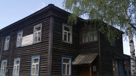 В Красной Горбатке семью с ребенком поселили в ветхий дом