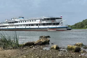 Получивший пробоину по пути из Мурома теплоход приостановил круизы