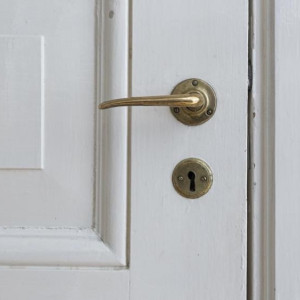 В Коврове женщина с подозрением на инсульт оказалась взаперти в квартире