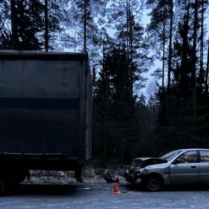 Под Камешково иномарка влетела в автопоезд: трое человек пострадали