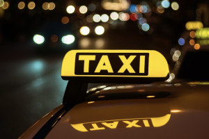 Во Владимирской области водитель такси спасла бабушку от мошенников