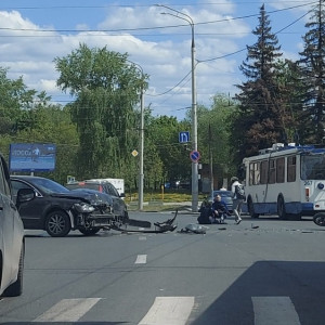 В центре Владимира мотоциклист влетел в иномарку
