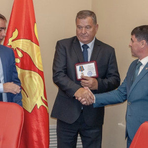 Пенсионера из Покрова наградили медалью за спасение женщины на пожаре