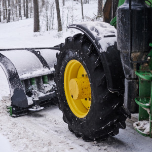 Жители заваленного снегом владимирского села наняли трактор ради покойника