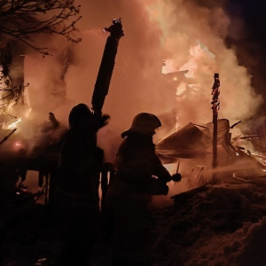 На улице Ленина в Суздале загорелись частный дом и баня