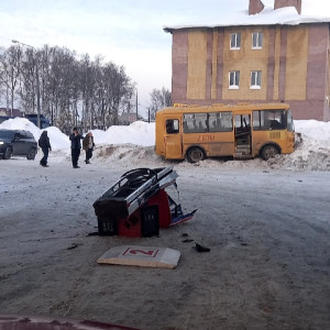 В Петушках школьный автобус въехал в АЗС