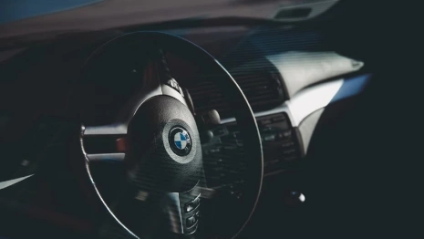 Аналитики перечислили самые дорогие машины региональных IT-чиновников