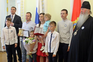 Во Владимирской области за любовь и верность наградили 14 семей