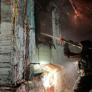 Во Владимире мощный пожар уничтожил заброшенный деревянный дом