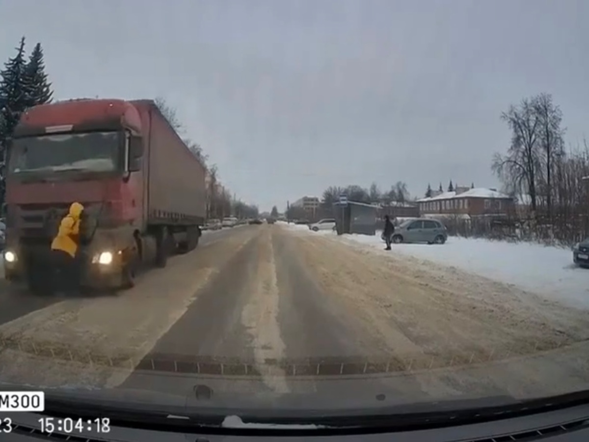 Фура сбила подростка на зебре в Муроме: момент попал на видео - День во  Владимире