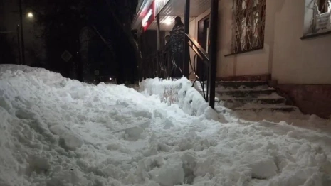 СК возбудил уголовное дело из-за падения ледяной глыбы на женщину в Коврове