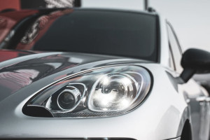 Во Владимире бизнесвумен на Porsche влетела в забор