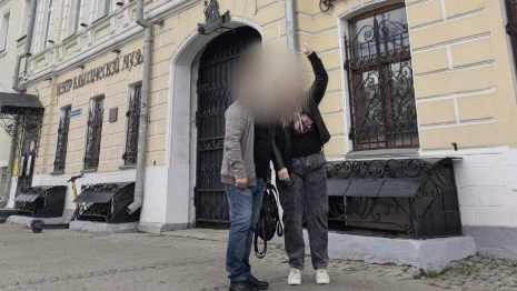 Во Владимире снег с крыши Центра классической музыки рухнул на голову прохожей