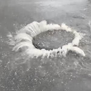 Жители Юрьев-Польского заметили «гейзер» посреди улицы