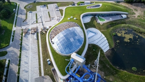 В аквапарке в Суздале почти завершили монтаж огромного стеклянного купола