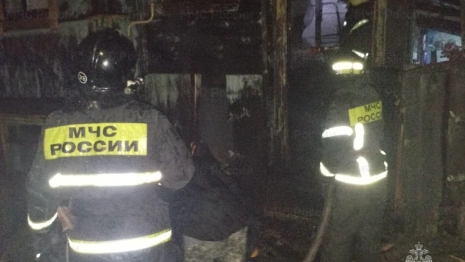 В Гороховце мощный пожар охватил деревянный барак