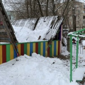 Заведующую детсадом в Гусь-Хрустальном оштрафовали за падение снега на 6-летнюю девочку