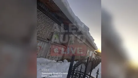 В Александрове около школы повисла снежная глыба