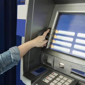 Жительница Владимира украла оставленые в банкомате деньги и попала под следствие