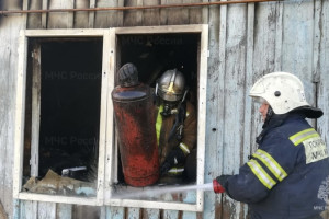 В селе под Суздалем мощный пожар охватил деревянный дом