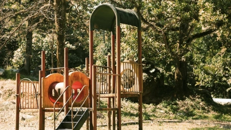Во Владимирской области детей оставили играть на опасной площадке
