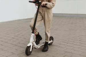 Во Владимире 16-летняя девушка сломала челюсть при падении с электросамоката