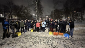 Жители Владимира не дождались коммунальщиков и сами убрали снег