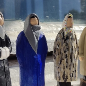 Мастер из Кольчугино вырезал из дерева кукол для Ксении Собчак и Виктора Бычкова