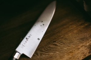 Житель Гусь-Хрустального извинился перед знакомым за удар ножом по шее 