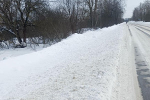 Жителям поселка под Собинкой приходится ходить по трассе из-за нечищенного тротуара