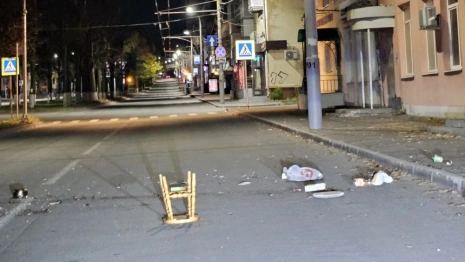 Во Владимире на улицу из окон выбросили мебель