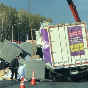 Во Владимирской области на трассе перевернулся грузовик Wildberries