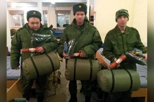 Владимирские мобилизованные сфотографировались с подаренными спальниками и колбасой