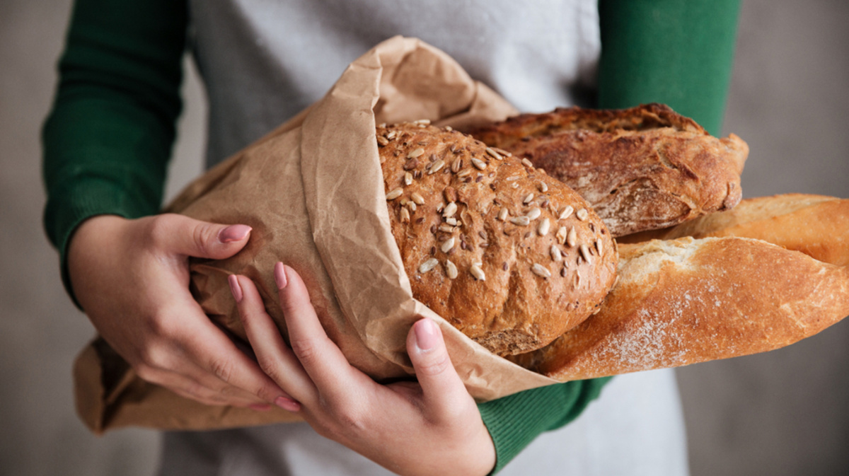 Хлебный человек. Человек хлеб. Девушка с хлебом. Кожа пекари.