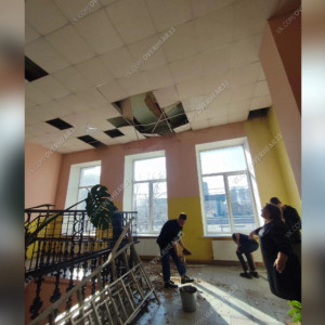 В прославившейся падением штукатурки владимирской школе рухнул потолок