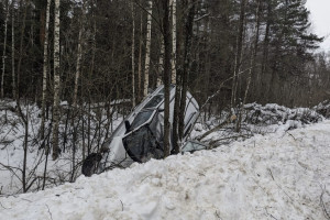 Во Владимирской области легковушка улетела в кювет и врезалась в деревья