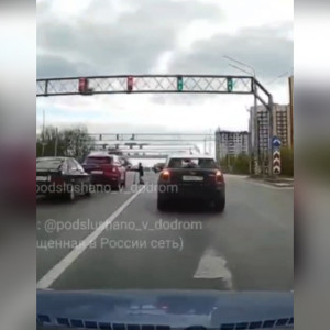 Во Владимире ребенок на самокате бросился под колеса авто