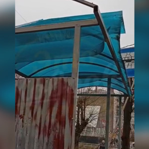 Крышу остановки в Коврове сдуло штормовым ветром