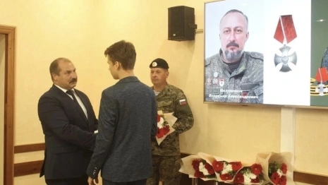 В Вязниках сыну погибшего бойца СВО передали Орден Мужества