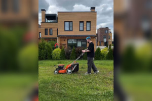 Известного дизайнера Артемия Лебедева заметили косящим траву в Доброграде