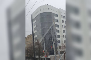 Во Владимире трое подростков забрались на крышу дома-«утюга»