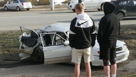 Юный лихач за рулем ВАЗа вылетел на тротуар во Владимире: появилось видео