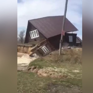 История о рухнувшем в Оку доме дошла до владимирского губернатора