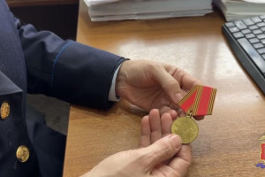 Во Владимире полицейские вернули внуку ветерана похищенную медаль деда