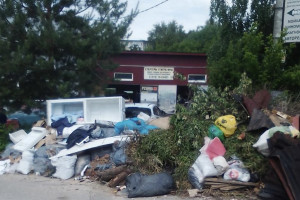 Частный сектор во Владимире завалили мусором