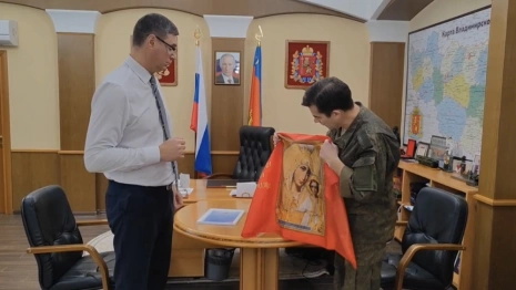 Бойцы СВО подарили Владимирской области стяг Богородицы