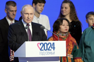 Путин зажег привезенный из Мурома огонь семейного очага