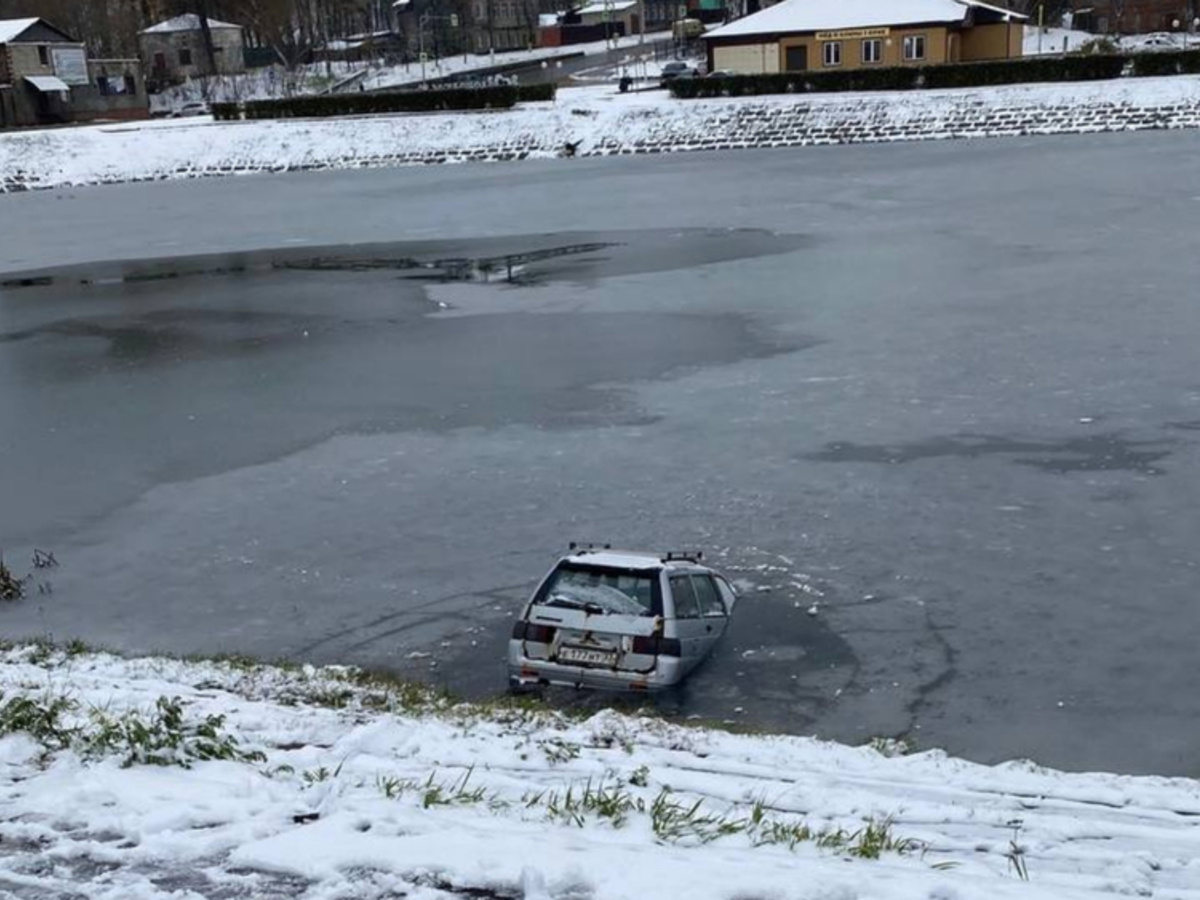 В Александрове легковушка с водителем оказались в реке - День во Владимире